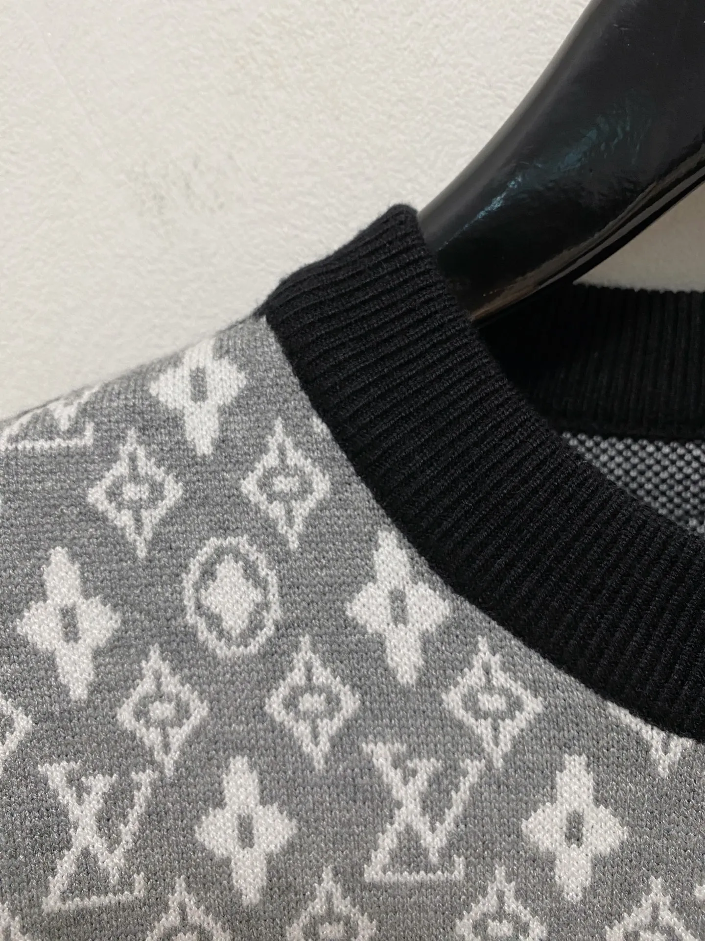 🅿️440 LV crew neck sweater, made of wool blended yarn, has good warmth retention, fluffy and soft, doubles skin care, giving you a lightweight wearing experience. High-quality natural fibers ensure high-quality life. The whole piece adopts solid color single-sided craftsmanship, leaving loose space when fit, solid color plain weave, neat texture, solid color design, durable and high-end. The workmanship is meticulous, fashionable and versatile. The reverse shoulder design is simple and comfortable. At the same time, it uses counter stitching to highlight the quality in the details, making the temperament more low-key, restrained, calm and stylish, and better showing the clean and tidy side of successful men. The collar, cuffs, and hem are made of dense rib weaving, which is tight and elastic, not easy to deform, and highlights the details and texture. Whether worn alone or layered, it can not only give you a warm feeling, but also give you a sophisticated sense of fashion.      Size: M-XXXL